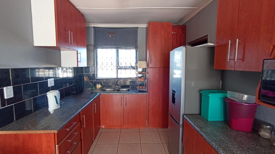 3 Bedroom Property for Sale in Louwville Western Cape